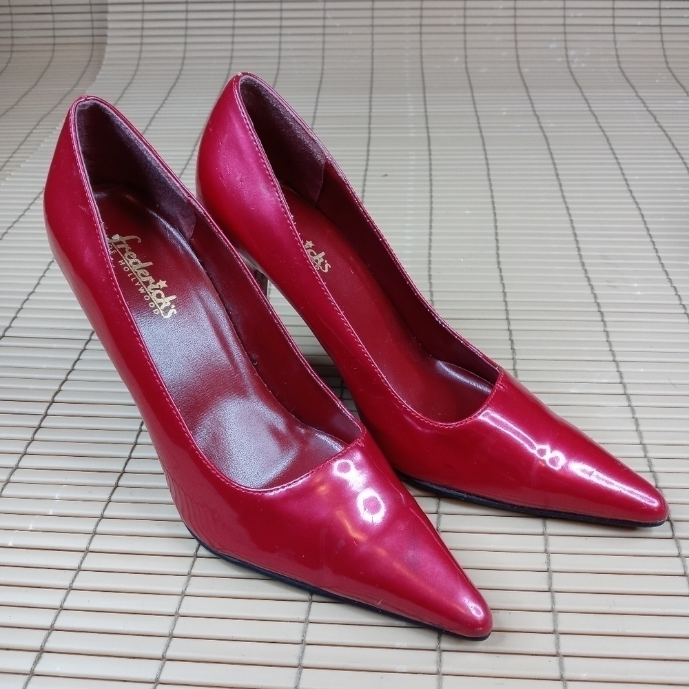 Fredericks of Hollywood women's hot red 4" heels pumps. Sz 7.5M. 110pm